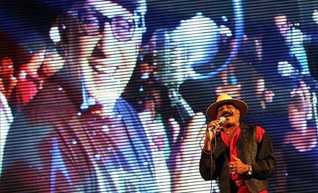 Pedrito Calvo, exintegrante del grupo musical cubano Los Van Van, canta en un concierto en homenaje al fallecido músico Juan Formell, fundador y director de la popular orquesta, en La Habana (Cuba). © EFE