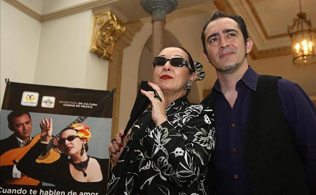 La cantante española María Isabel Quiñones, Martirio, posa para los fotógrafos ayer, martes 13 de mayo de 2014 con su hijo, el guitarrista Raúl Rodríguez durante una rueda de prensa en Ciudad de México. © EFE