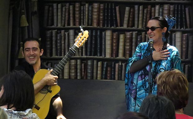 Martirio y Raúl Rodríguez con Chavela Vargas en «Música entre libros» © José Luis Martínez