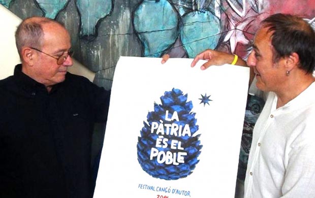 Pere Camps entrega el premio BarnaSants a Silvio Rodríguez.