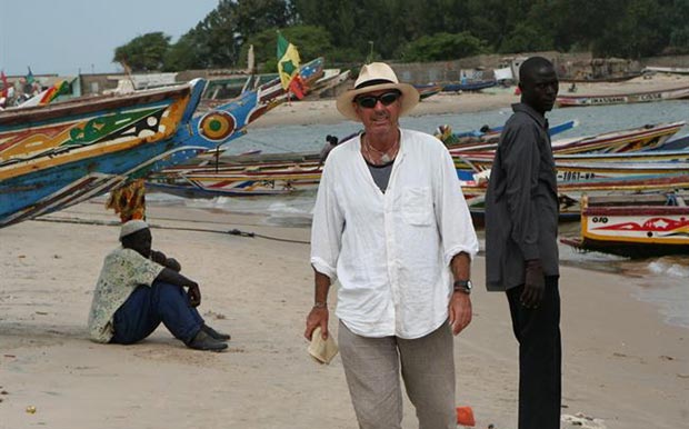 Lluís Llach en Palmarin (Senegal). © Fundació Lluís Llach