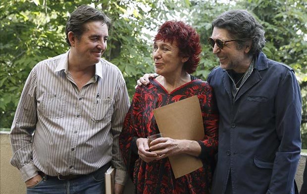 Joaquín Sabina junto a la viuda del autor, Mara La Madrid y el poeta y crítico literario Luis García Montero durante la presentación de «Hoy», el último libro escrito por el poeta argentino Juan Gelman. © EFE