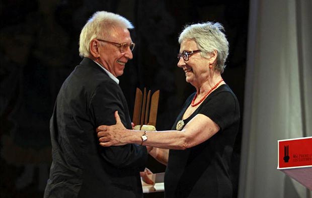 Muriel Casals, presidenta de Òmnium Cultural, entrega a Raimon el Premio de Honor de las Letras Catalanas. © EFE