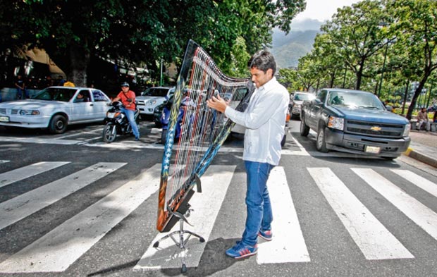 Leonard Jácome y su arpa eléctrica.