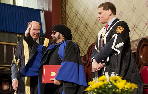 Carlos Varela recibe el Doctorado Honoris Causa por la Universidad de Queen.