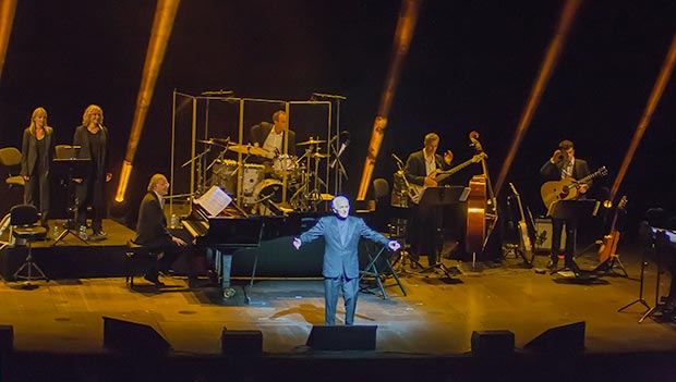 Charles Aznavour con su banda en el Gran Teatre del Liceu de Barcelona. © Xavier Pintanel