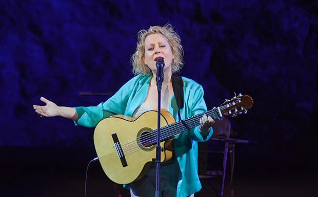 Marina Rossell en los bises cantando «La gavina» © Xavier Pintanel