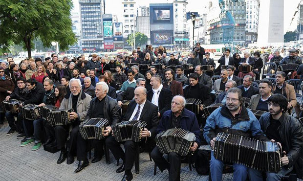 Medio centenar de músicos reunidos en un «bandoneonazo» en el Obelisco de Buenos Aires. © La Penna Tito/Télam