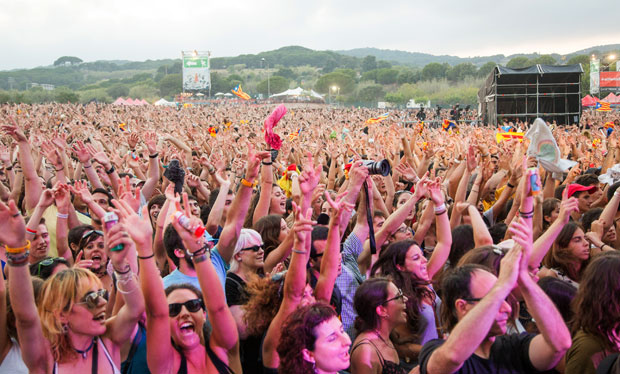 25.000 personas se congregaron el pasado sábado en el pueblo costero de Canet de Mar (a 40 km. de Barcelona) para aclamar a quince de las propuestas de mayor convocatoria del pop-rock catalán actual. © Laia Ylla