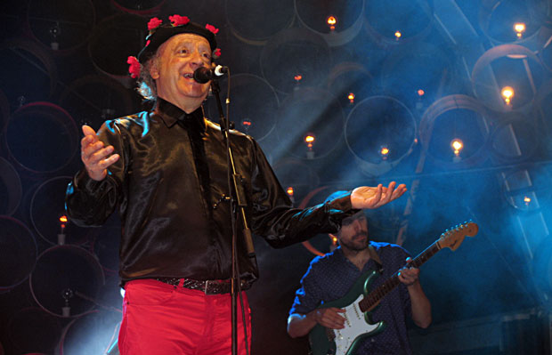 Jaume Sisa cantando lo que no pudo cantar en 1975 junto a sus admirados Manel. © Manel Gausachs