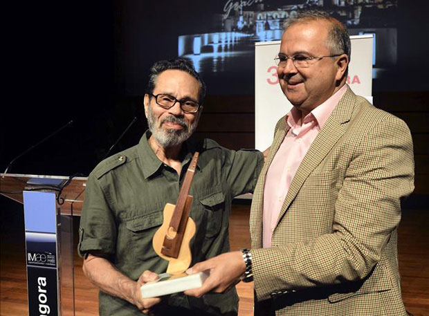 El Festival de la guitarra de Córdoba rinde homenaje al director de orquesta cubano Leo Brouwer, que en su día fue director y fundador de la Orquesta de Córdoba, que recibe el premio de manos de Juan Miguel Moreno Calderón.