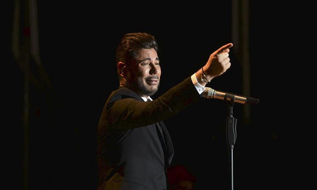 El cantaor Miguel Poveda durante el concierto en el teatro de la Axerquía, dentro de la programación del Festival de la Guitarra de Córdoba. © EFE