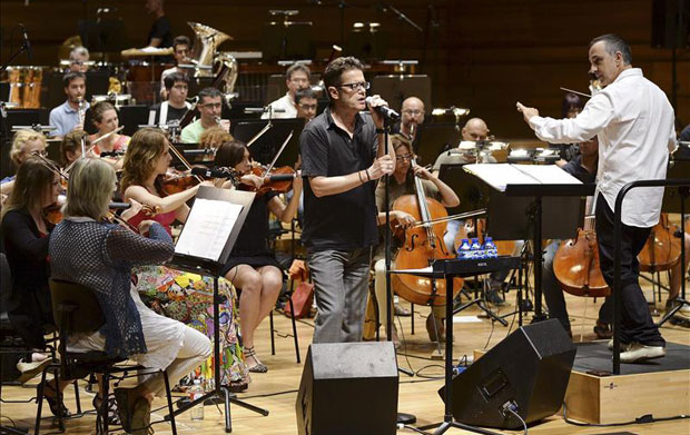 El músico Santiago Auserón durante el ensayo con la OSCyL previo al concierto «Vagamundo» que ofrecerán hoy en el Auditorio Miguel Delibes de Valladolid. © EFE