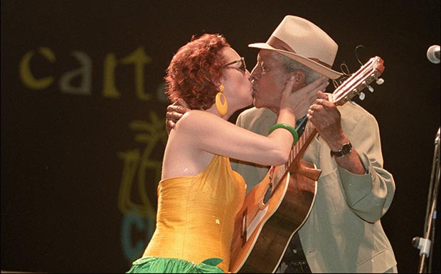 Martirio besa a Compay Segundo en la edición de 1998 del festival La Mar de Músicas. © Carlos Gallego