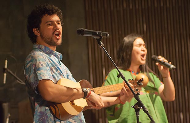José Alejandro Delgado con la cantante costaricense Rosa Sánchez en uno de los conciertos de la gira «Venezuela Sonora». © Xavier Pintanel