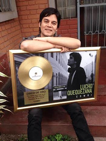 Lucho Quequezana con su disco de oro por su álbum «Combi».