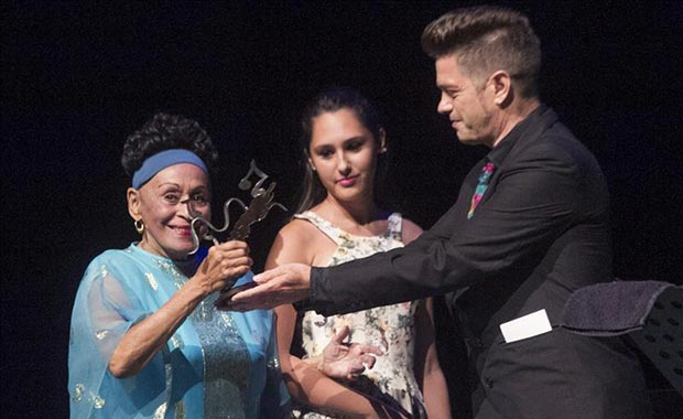 Omara Portuondo recibió el premio de manos de Santiago Auserón. © EFE