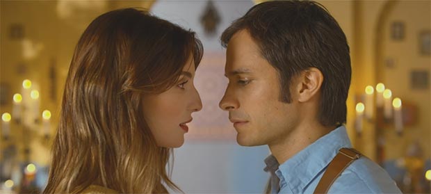 Fotograma del video «Ojos color sol» con María Valverde y Gael García Bernal.