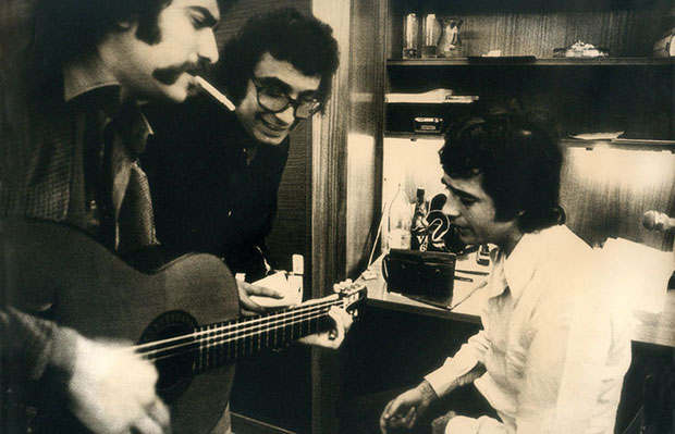 Toni Valentí, en el centro, con Joan Manuel Serrat en 1975.