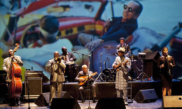 Integrantes de la banda cubana «Orquesta Buenavista Social Club», durante el concierto ofrecido esta noche en el Festival Castell de Peralada, en Girona (Cataluña).