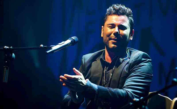 El cantaor flamenco Miguel Poveda, durante su actuación anoche en la 54 edición del Festival Internacional del Cante de las Minas. © EFE