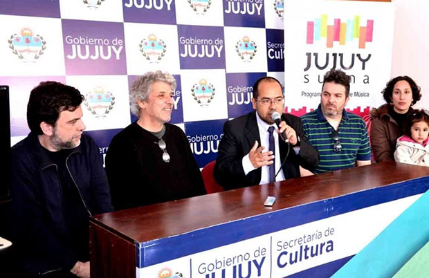 El Secretario de Cultura, Gonzalo Morales, en rueda de prensa acompañado por los productores artísticos Diego Zapico (Aqua Record), Javier Tenembaum (Años luz disco), el ingeniero de sonido Rafael Franceschelli y dos de los ganadores, Laura Chaker y Nando Díaz.