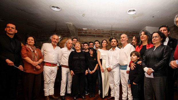 Los Jaivas con la presidenta de Chile Michelle Bachelet (quinta por la izquierda) y la ministra de Cultura Claudia Barattini (primera por la derecha). © Consejo Nacional de la Cultura y las Artes - Gobierno de Chile