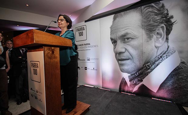 La ministra de Cultura chilena Claudia Barattini presentando los actos para conmemorar el 100 aniversario de Nicanor Parra. © Consejo Nacional de la Cultura y las Artes - Gobierno de Chile