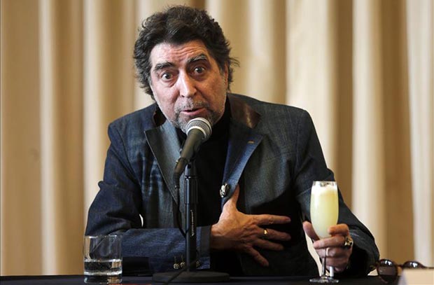 Joaquín Sabina habla durante un conversatorio con periodistas en Santiago (Chile) este 25 de agosto, en el marco de su gira «500 Noches para una crisis». © EFE