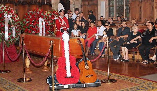 La familia de Peret, junto al féretro en la capilla ardiente.