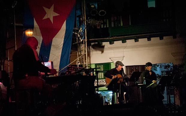 Silvio Rodríguez en un concierto por la barrios en La Habana. © Alexis Rodríguez