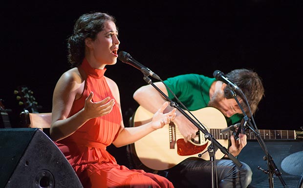 Sílvia Pérez Cruz y Raül Fernández «Refree» presentaron en el Teatre Jardí su disco «Granada» con todas las entradas vendidas semanas antes. © Xavier Pintanel