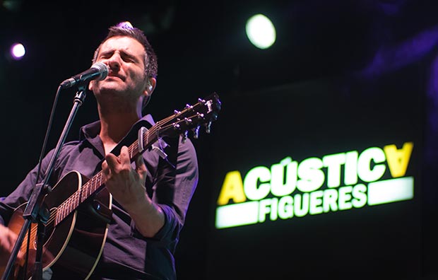 Joan Dausà presentó su disco «On seràs demà?» en la Rambla de Figueres. © Xavier Pintanel