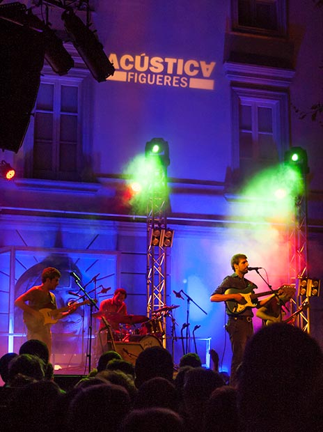 Manel actuaron en la plaza Gala-Salvador Dalí, delante del Teatro-Museo Dalí, en un concierto excesivamente plano pero coreado en cada canción por sus incondicionales seguidores. © Xavier Pintanel