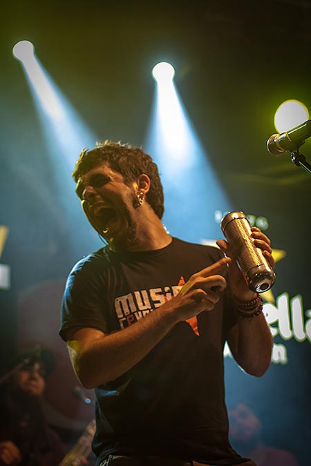 Alguer Miquel, cantante de Txarango, grupo que puso a bailar una Rambla abarrotada de gente. © Xavier Pintanel