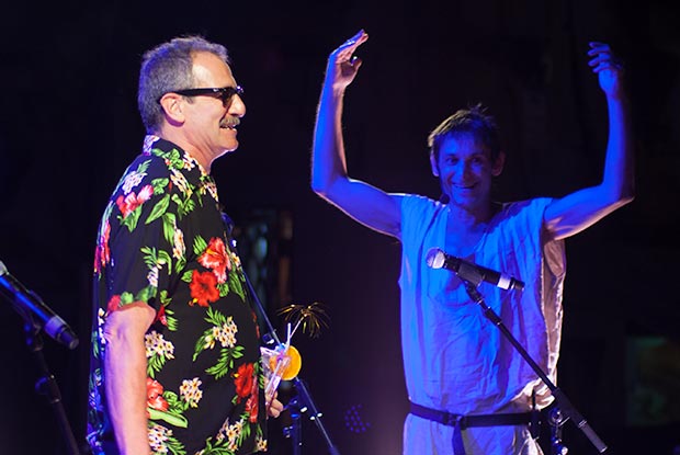 «El guapo de El último de la fila», Quimi Portet, aseguró traer al concierto el «erotismo que el público pide» con la canción «Sunny day». © Xavier Pintanel