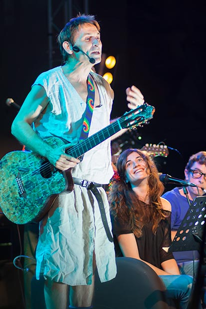 Maria Rodés cantó «Mirall» y acompañó a Albert Pla con «Somiatruites» y «Pipí». © Xavier Pintanel