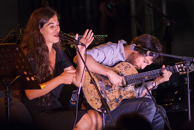 Sílvia Pérez Cruz y Raül Fernández «Refree», cantaron un medley incluido en su disco «Granada» con las canciones de Pla «La sequia», «Papa, jo vull ser torero» y «La platja». © Xavier Pintanel