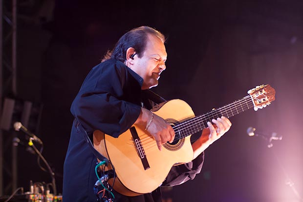 Diego Cortés, magistral con la guitarra, tuvo su momento de gloria con un solo espectacular. © Xavier Pintanel