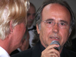 Serrat en el acto de entrega de la Légion d’Honneur. © Consulat Général de France à Barcelone.