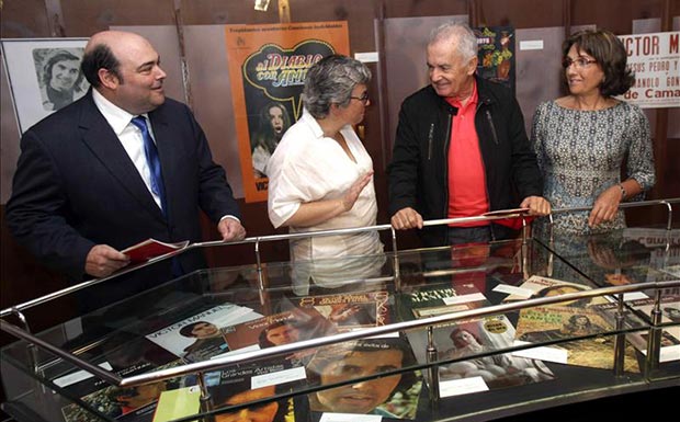 Víctor Manuel, junto a la consejera de Educación, Cultura y Deporte de Asturias, Ana González y el alcalde de Oviedo, Agustín Iglesias Caunedo, durante la inauguración en Oviedo de la exposición «50 Años. Víctor Manuel. Escritor de canciones».