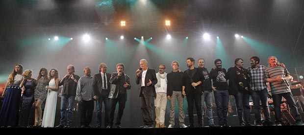 El cantante asturiano Víctor Manuel, acompañado por todos sus artistas invitados, durante el concierto que ofreció la noche del viernes en Oviedo para conmemorar sus cincuenta años en el mundo de la música. © EFE