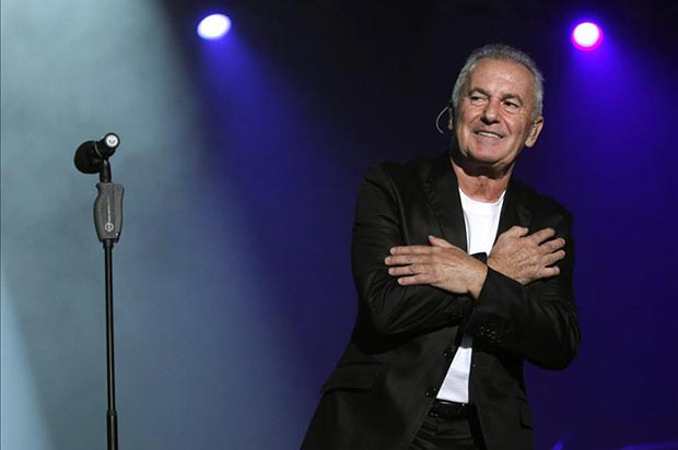 El cantante asturiano Víctor Manuel durante el concierto que ofreció la noche del viernes en Oviedo para conmemorar sus cincuenta años en el mundo de la música. © EFE