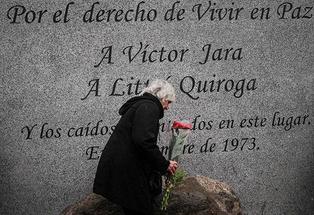 Joan Jara deposita unas flores en el Memorial inaugurado este sábado en las afueras del Cementerio Metropolitano, en Santiago de Chile. © Consejo Nacional de la Cultura y las Artes Gobierno de Chile