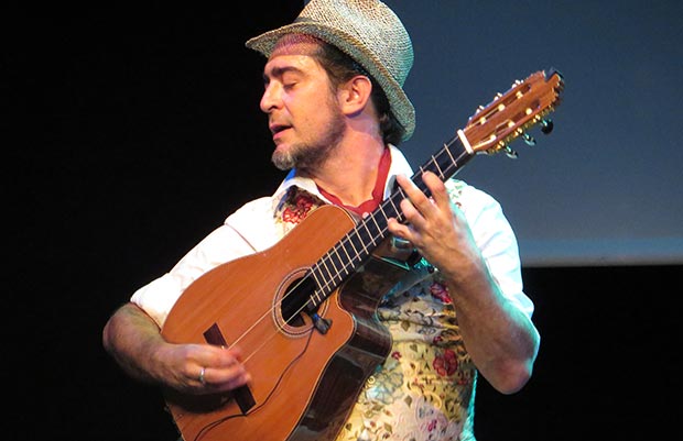 Raúl Rodríguez presentó «Razón de son» con su «tres flamenco». © Isabel Llano