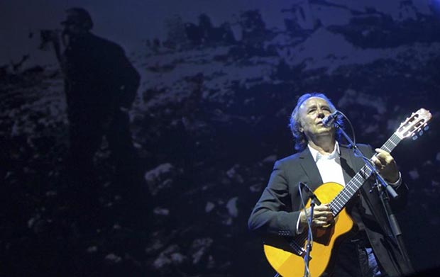 Joan Manuel Serrat en el homenaje a José Antonio Labordeta. © EFE