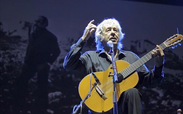 Paco Ibáñez en el homenaje a José Antonio Labordeta. © EFE