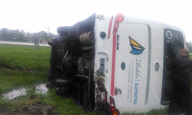 «Así quedó nuestro micro de gira en el km 158 de la ruta 9. Nuestro ángel de la guarda impidió desgracias y lamentaciones. Sólo sufrimos algunos golpes y traumatismos menores», publicó Víctor Heredia en su Facebook