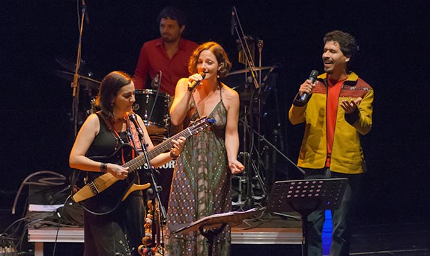 Marta Gómez, Ana K. García y Gaddafi Núñez cantaron «Para la guerra nada». © Xavier Pintanel