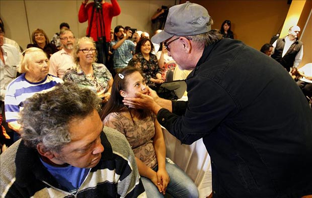 León Gieco este lunes al saludar a un integrante de su proyecto musical «Mundo Alas», integrado por jóvenes con distintas discapacidades, en Montevideo (Uruguay). © EFE